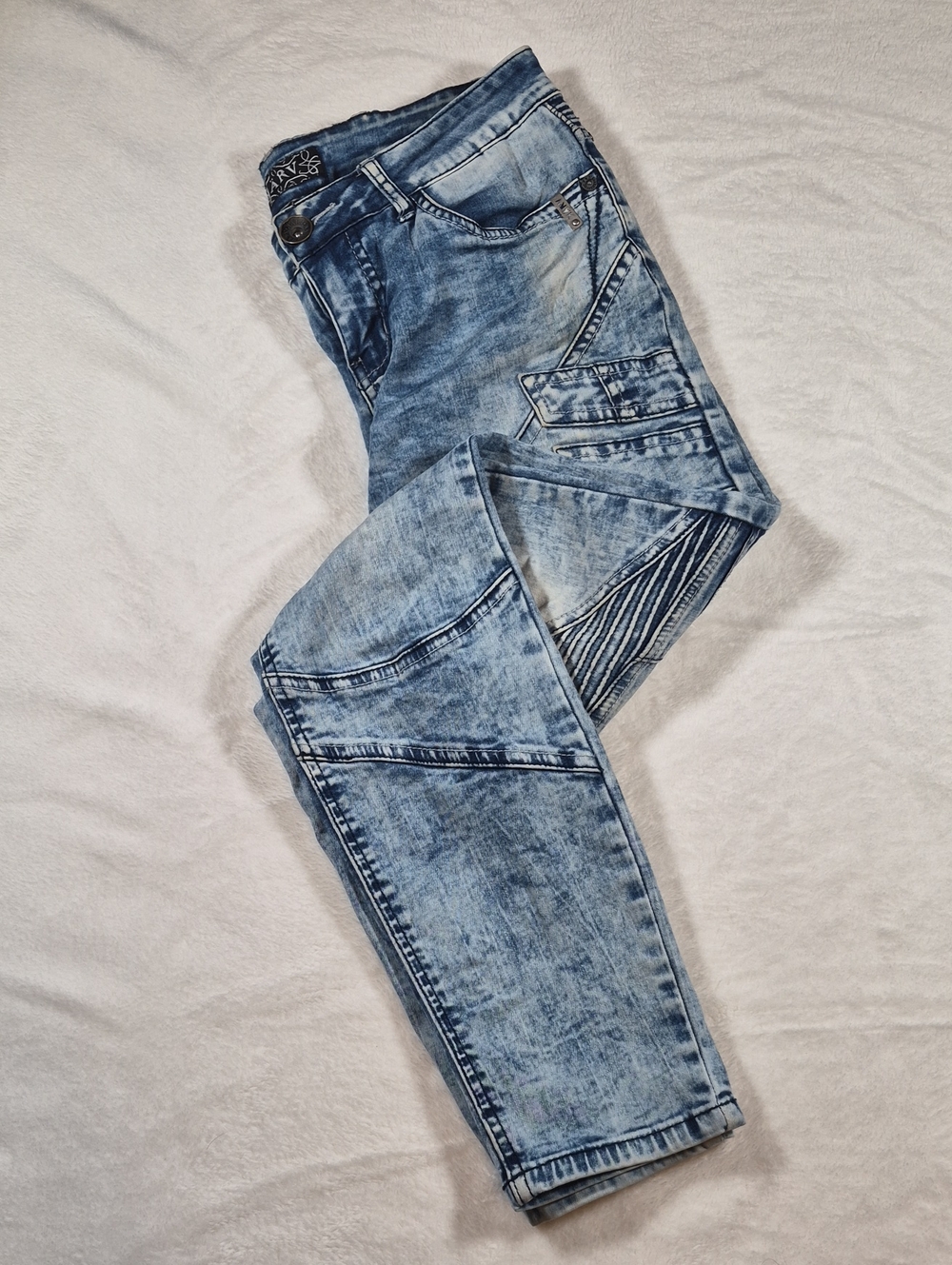 Mid-Rise Light Blue Skinny Jeans with Washed Detail